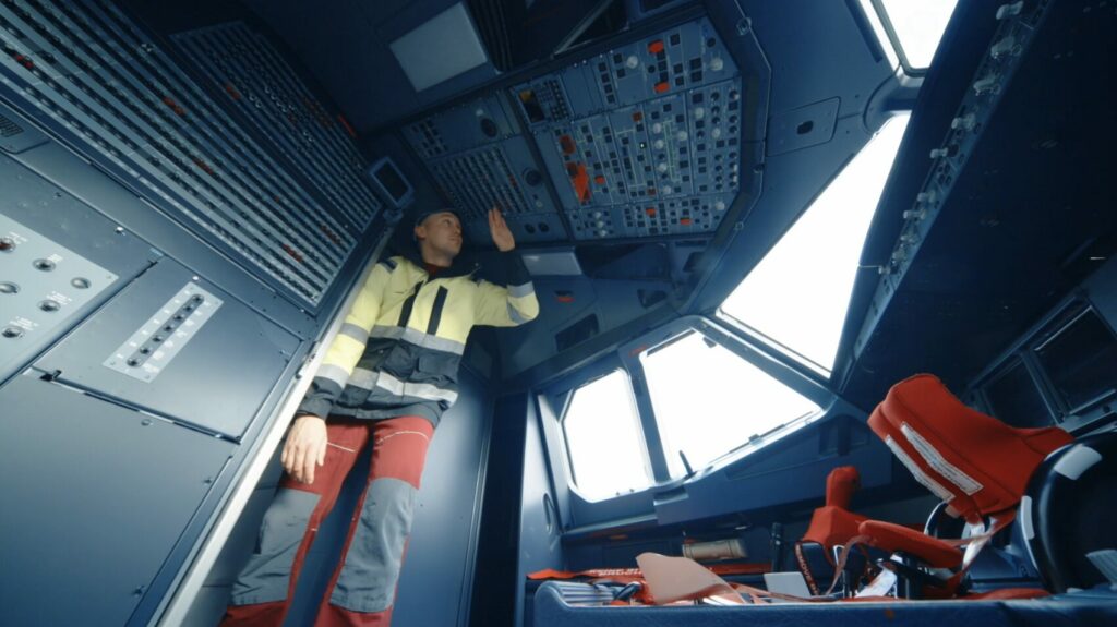 Mann im Cockpit eines Flugzeugs