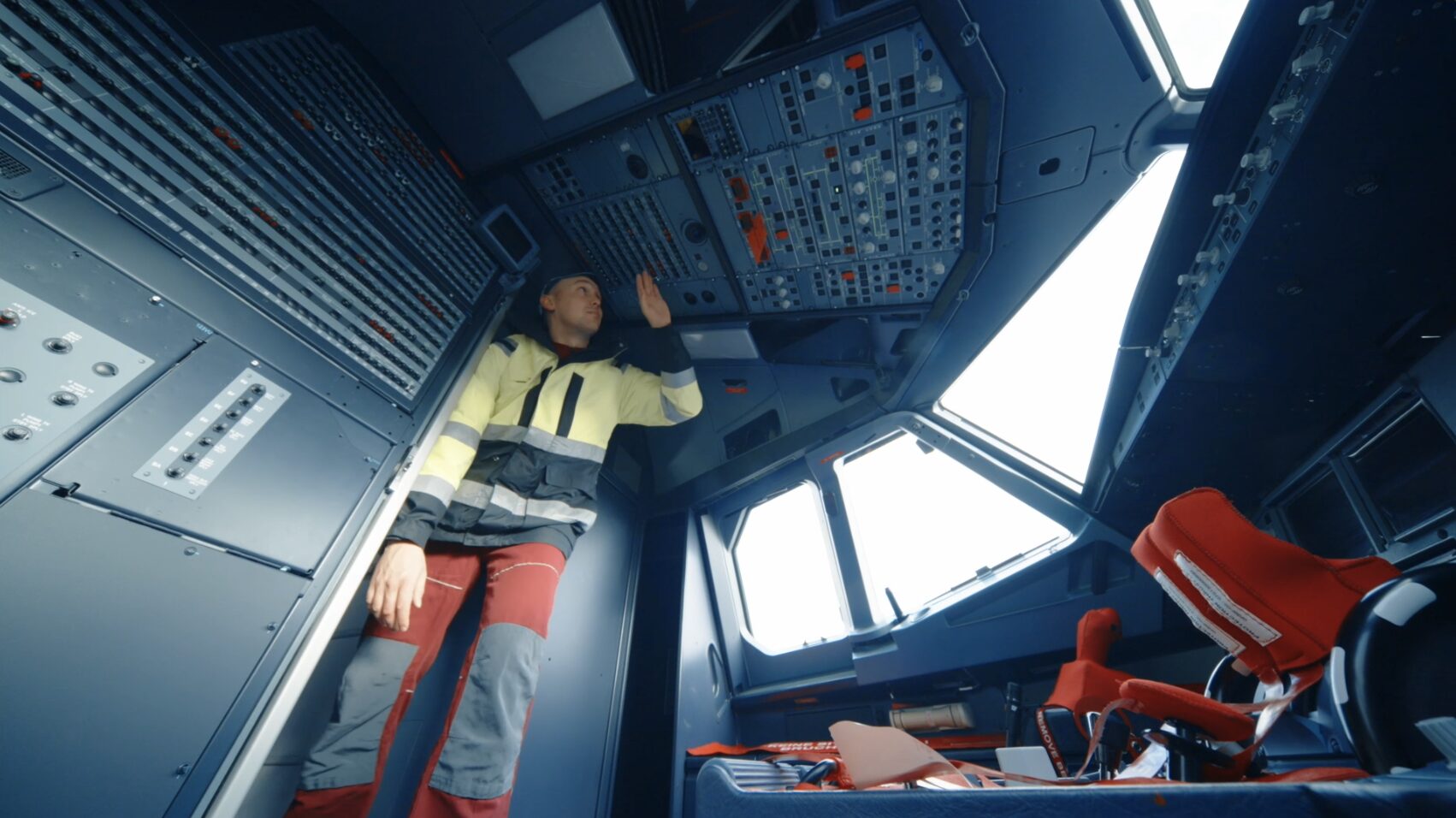 Mann im Cockpit eines Flugzeugs