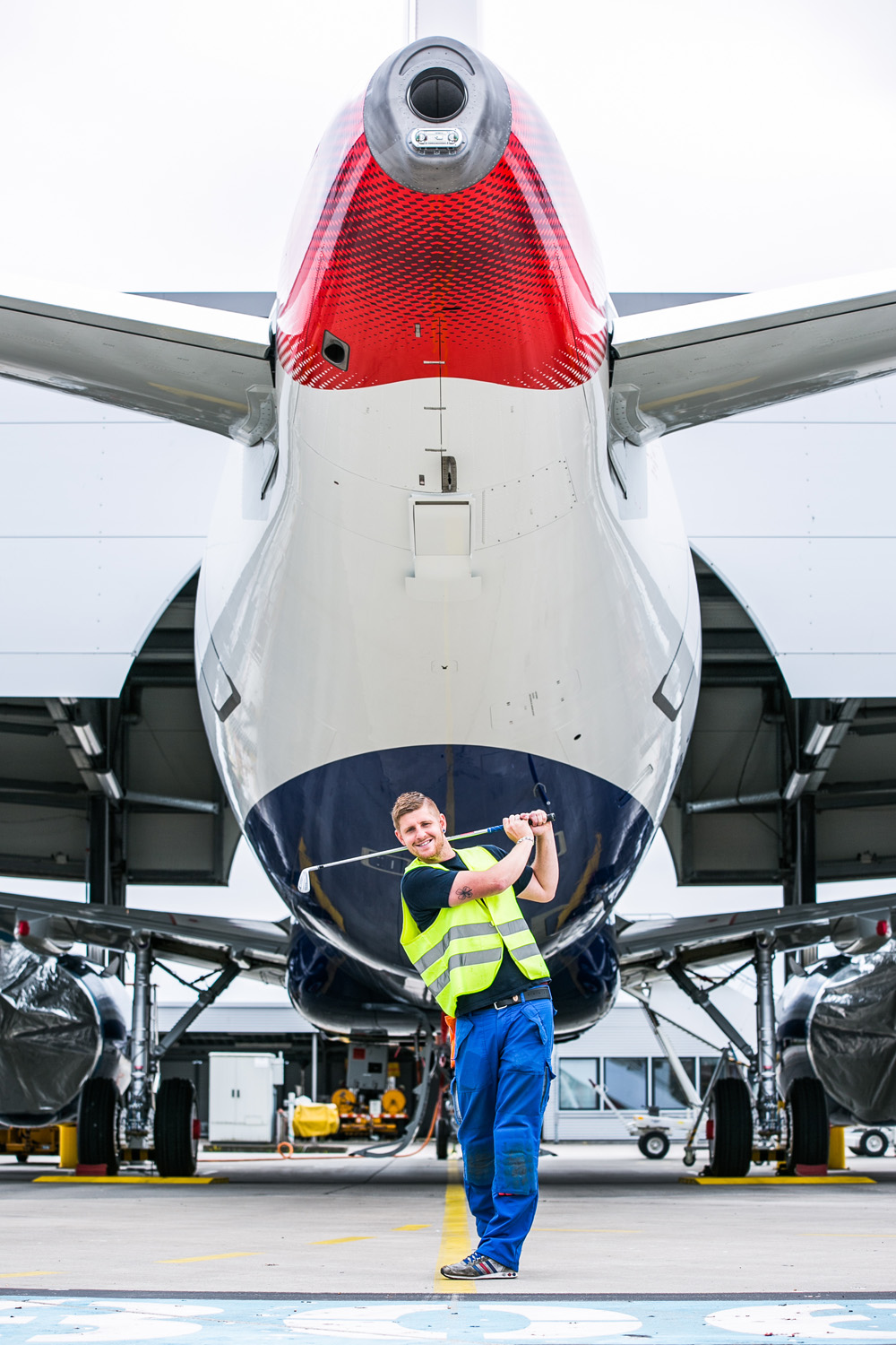 Recruiting-Shooting bei Airbus: Mitarbeiter vor der Flugzeugnase